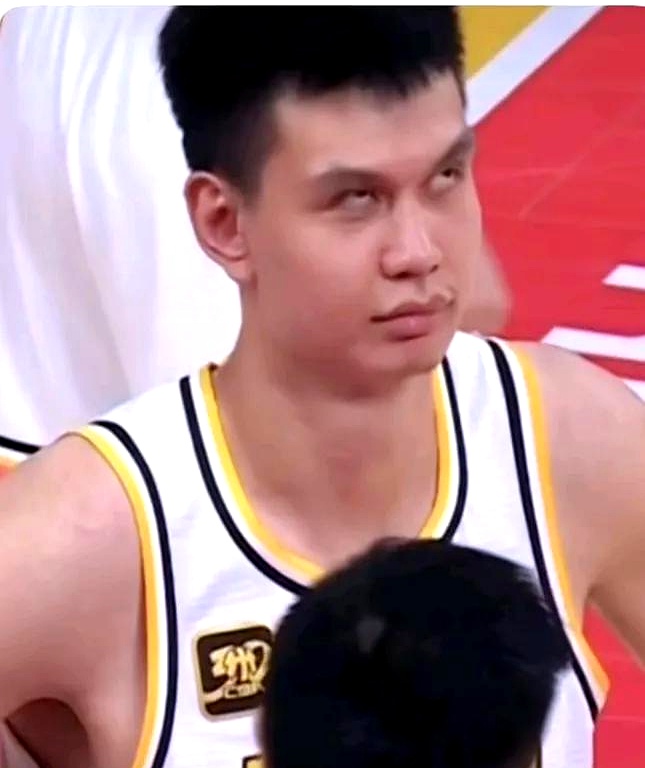 包含在广东队赛场上演全国篮球锦标赛，封盖，引发观众齐声高喊的词条