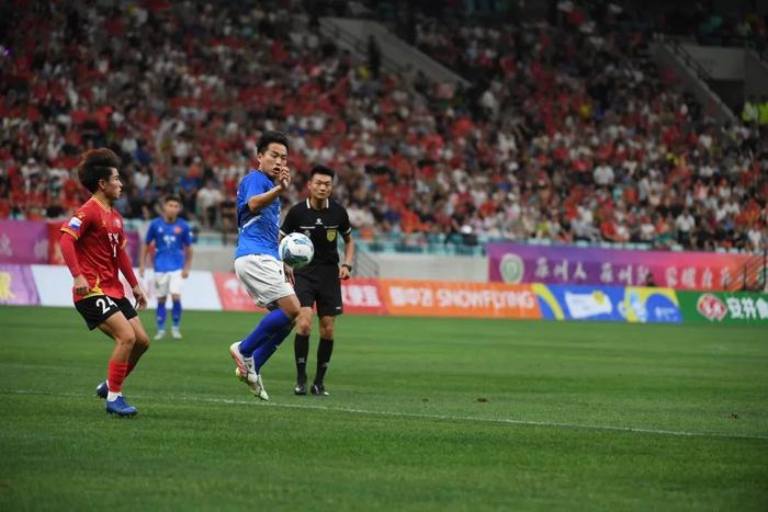 对阵双方将在球场上进行激烈拼搏