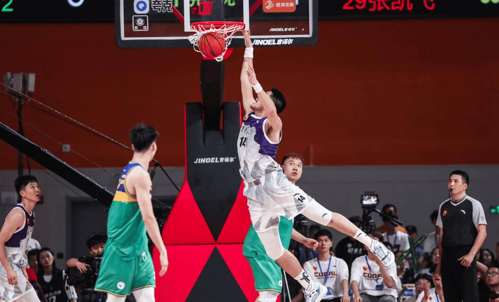 疲劳对手球员，赛前篮球场上治愈身体