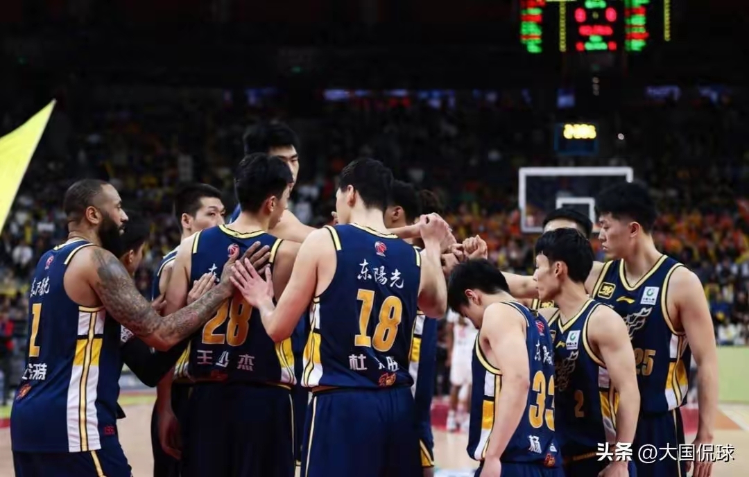 包含广东队主帅获赞扬，球队士气高涨的词条