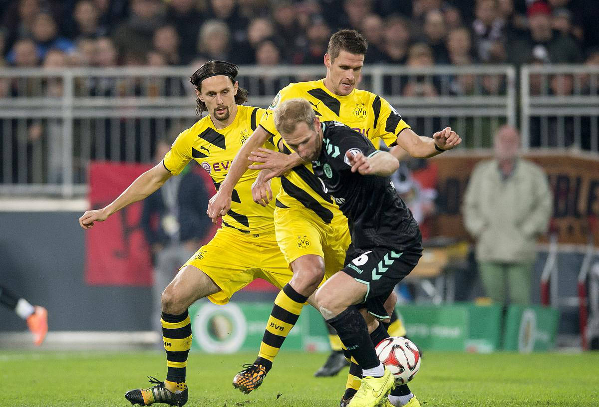 关于多特蒙德客场惨负，小组形势堪忧的信息