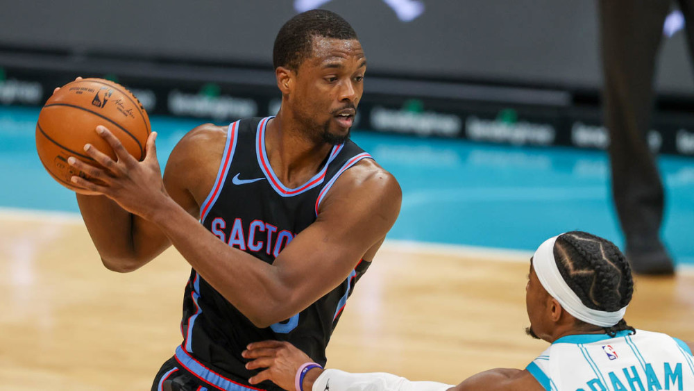 1xbet体育网页版-国王客场逆转狼队，取得惊险胜利