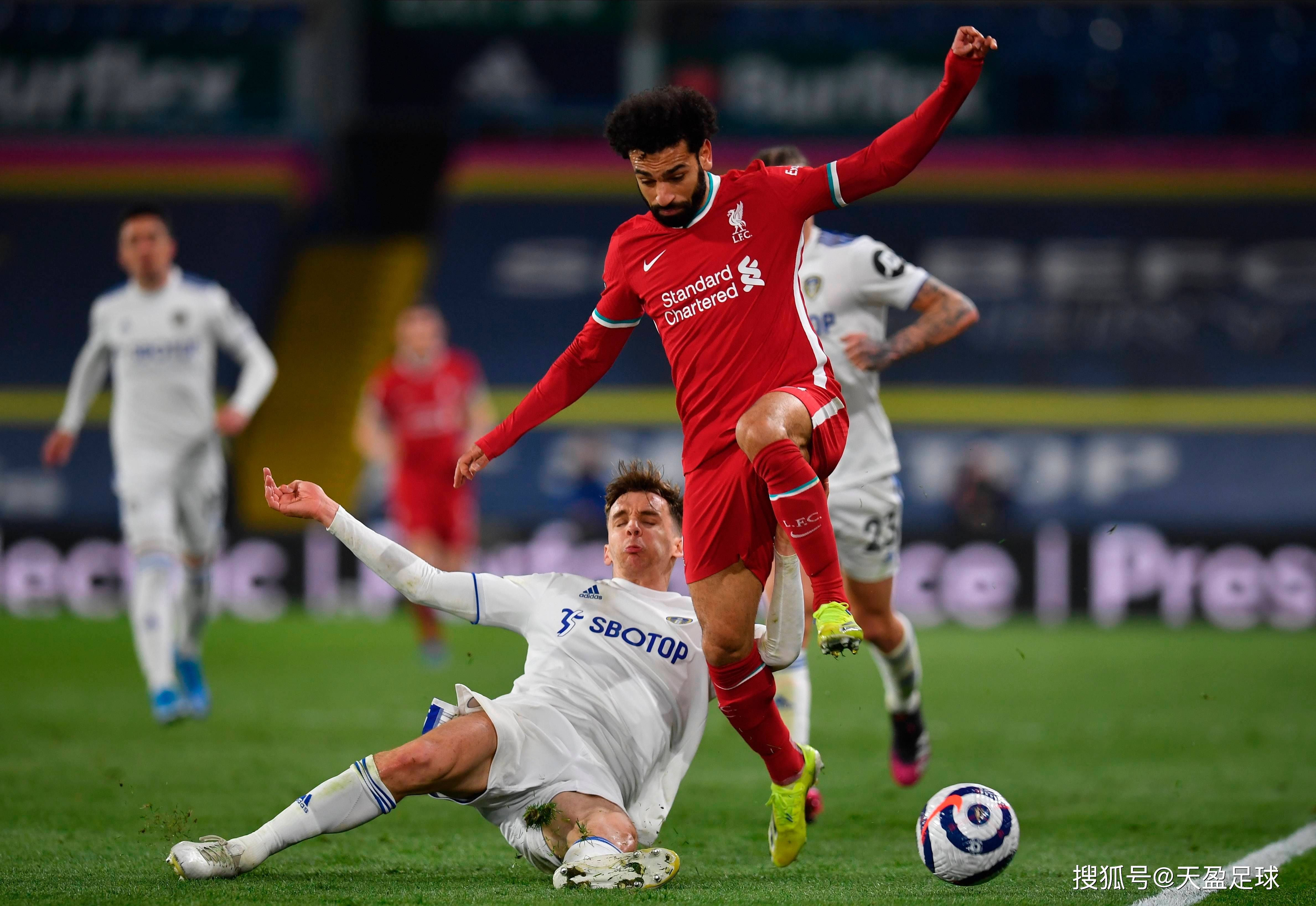 1xbet体育培训-利兹联险胜莱切斯特城，英超比赛历史盛况回顾！