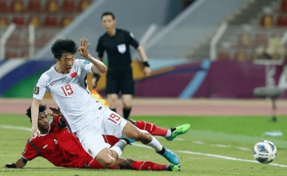 关于球队遭遇连败媒体质疑主教练战术部署的信息