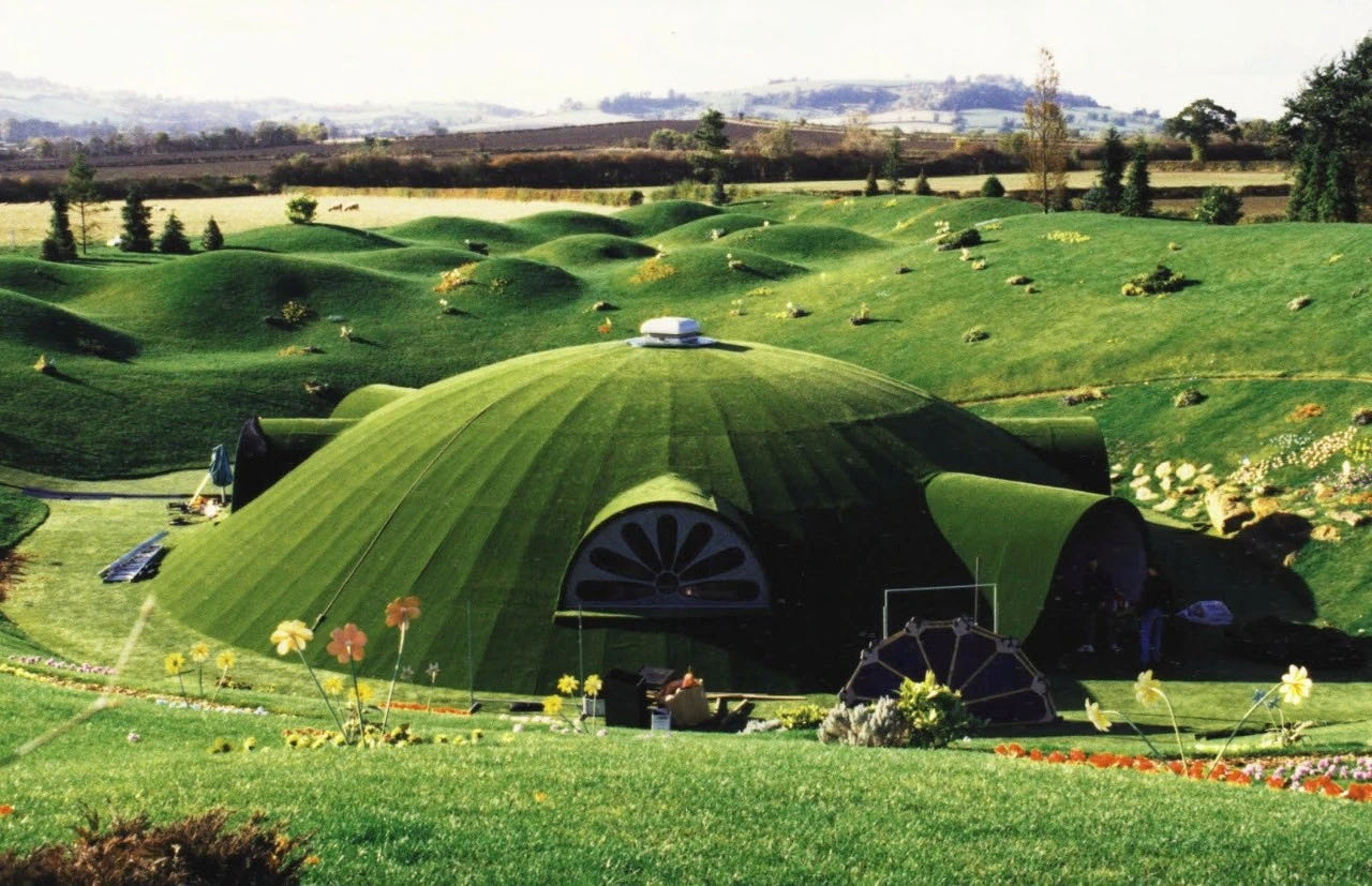 关于热议：披头士“草地社会”现代音乐的救济的信息