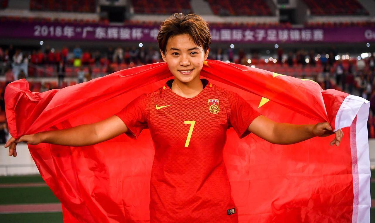 荣耀登场！职业足球赛事中的人气明星的简单介绍