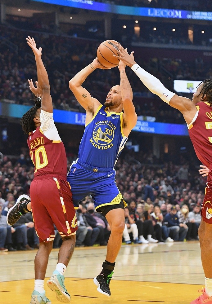 蒙彼利埃队疯狂反扑，惊险击败对手，继续领跑积分榜