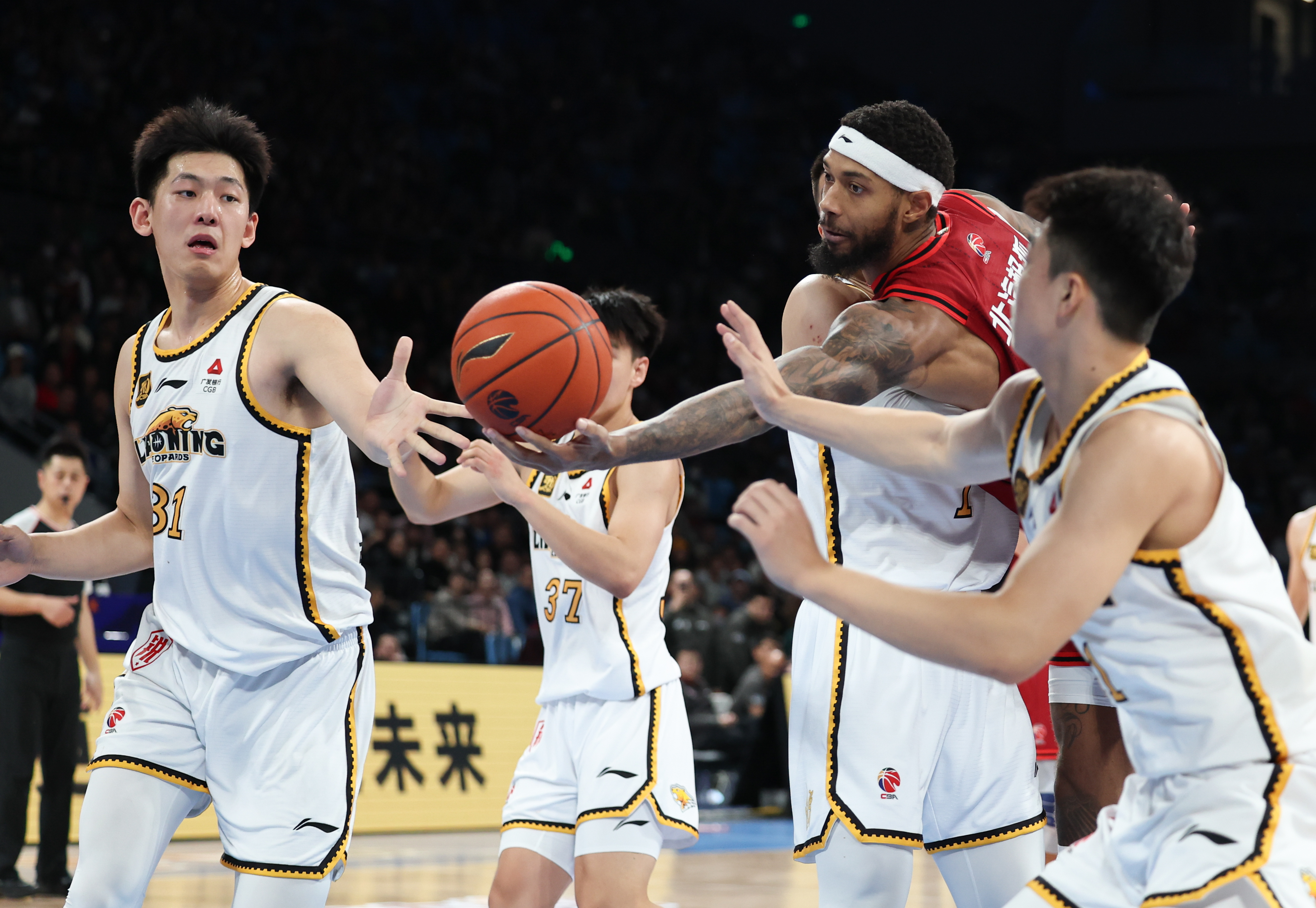 1xbet体育馆-球队在比赛中拼尽全力，力争获得胜利