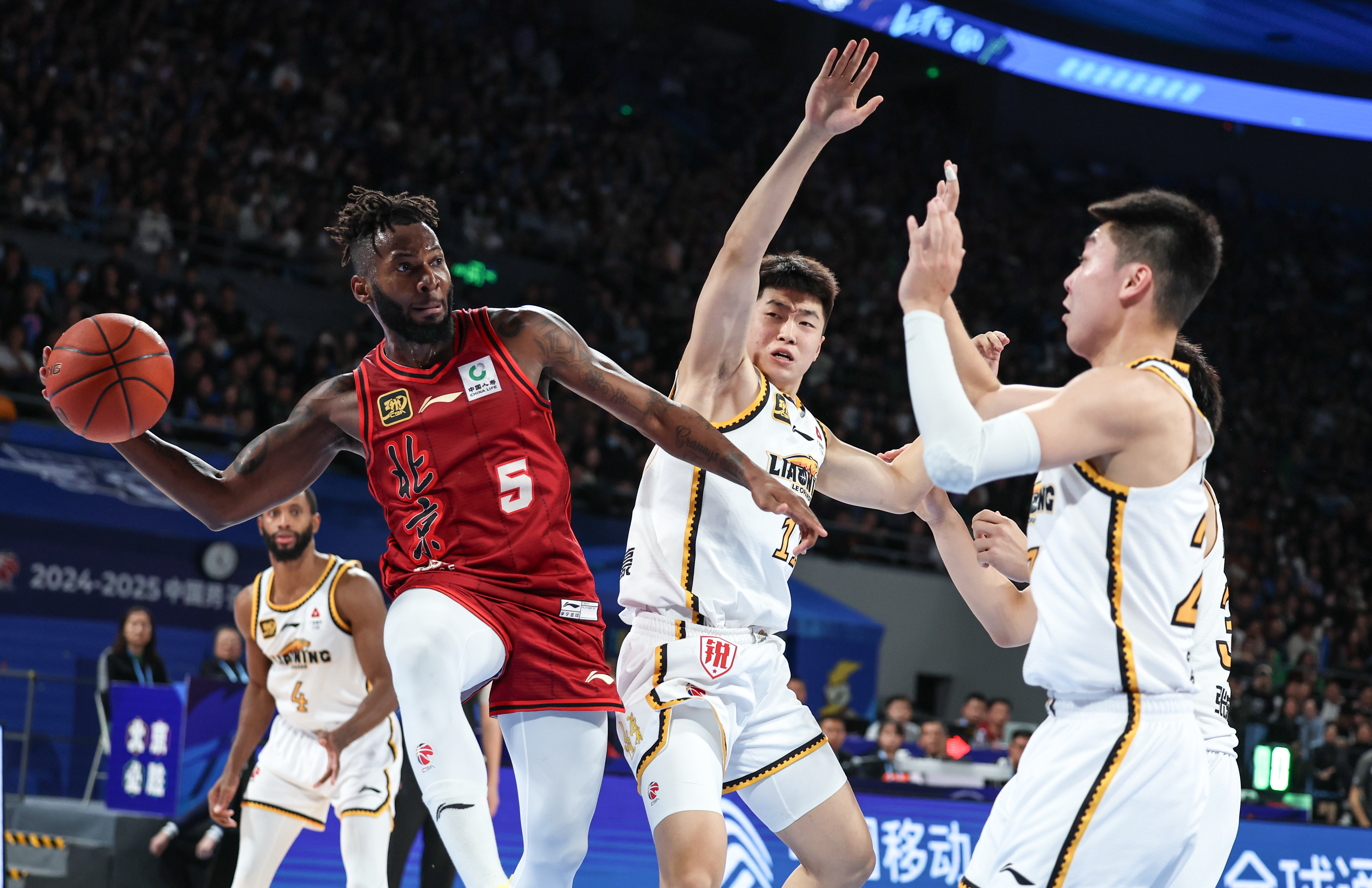 球队在比赛中拼尽全力，力争获得胜利