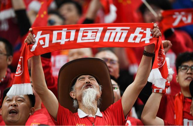 国际赛场精彩纷呈，中国队取得胜利赞誉