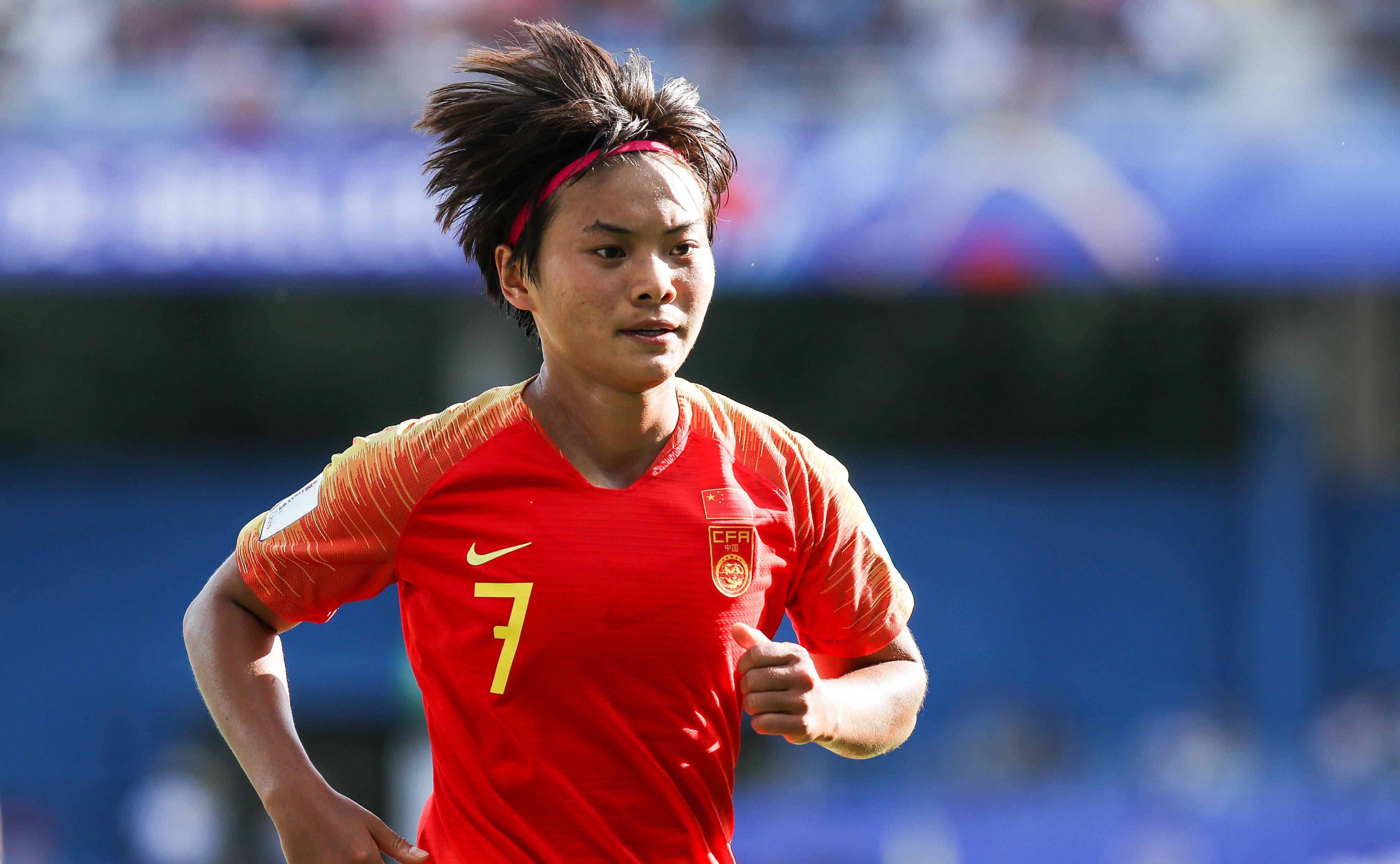 关于中国女足在比赛中展现出色技术，迎接挑战的信息