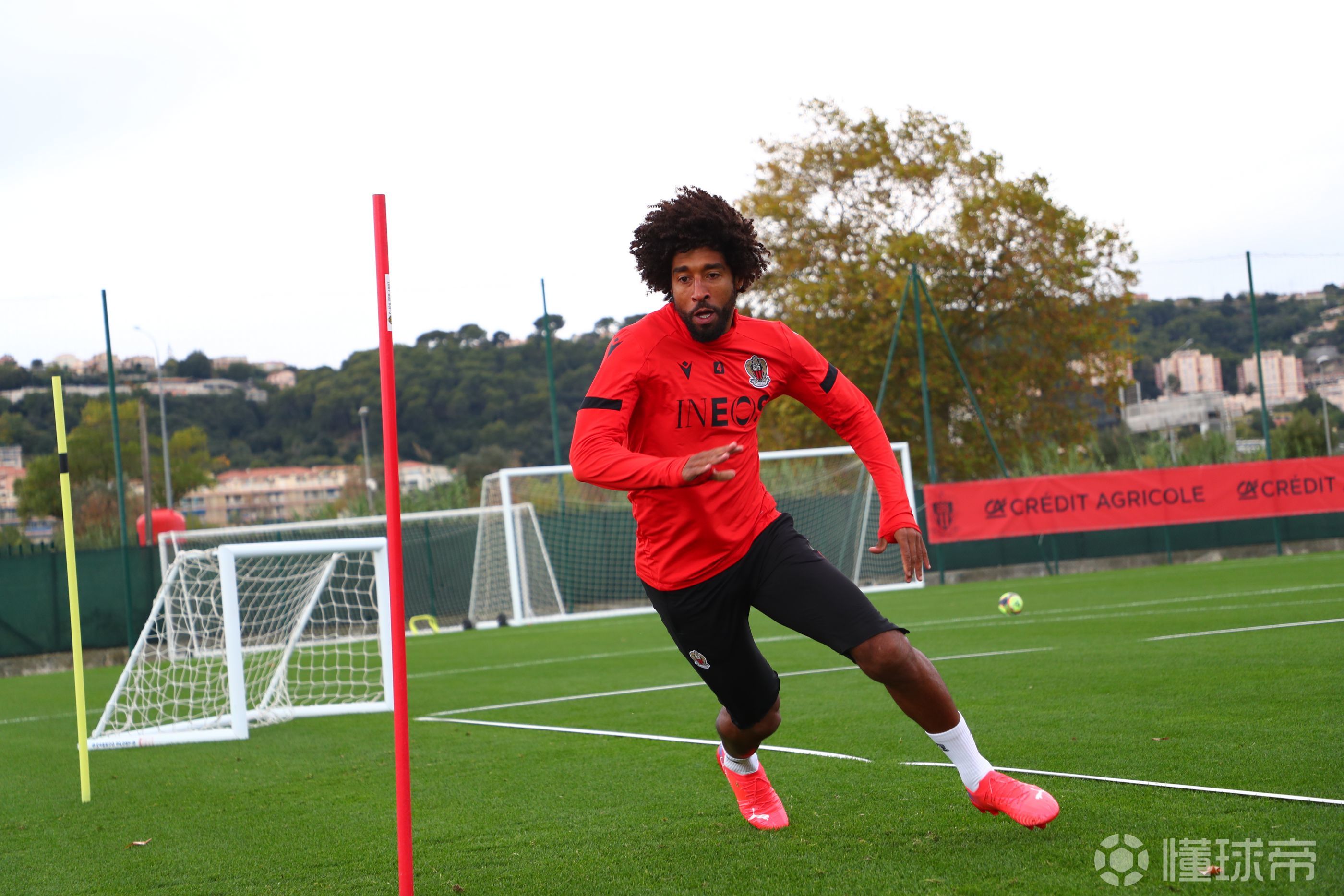 包含后防大腿伤愈复出，球队稳定性增强的词条