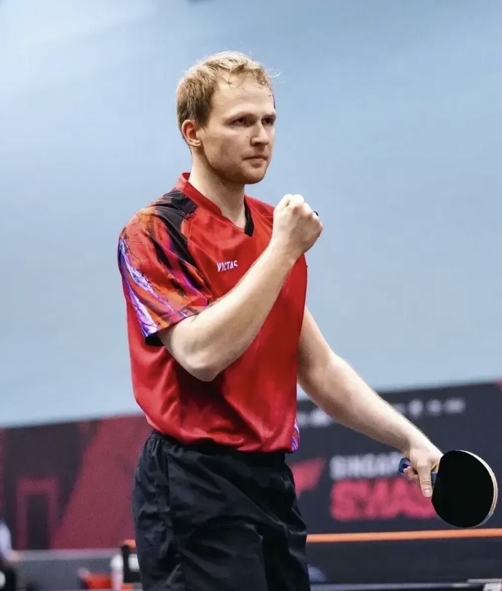 包含杜塞尔多夫球员努力训练，追求成功的词条