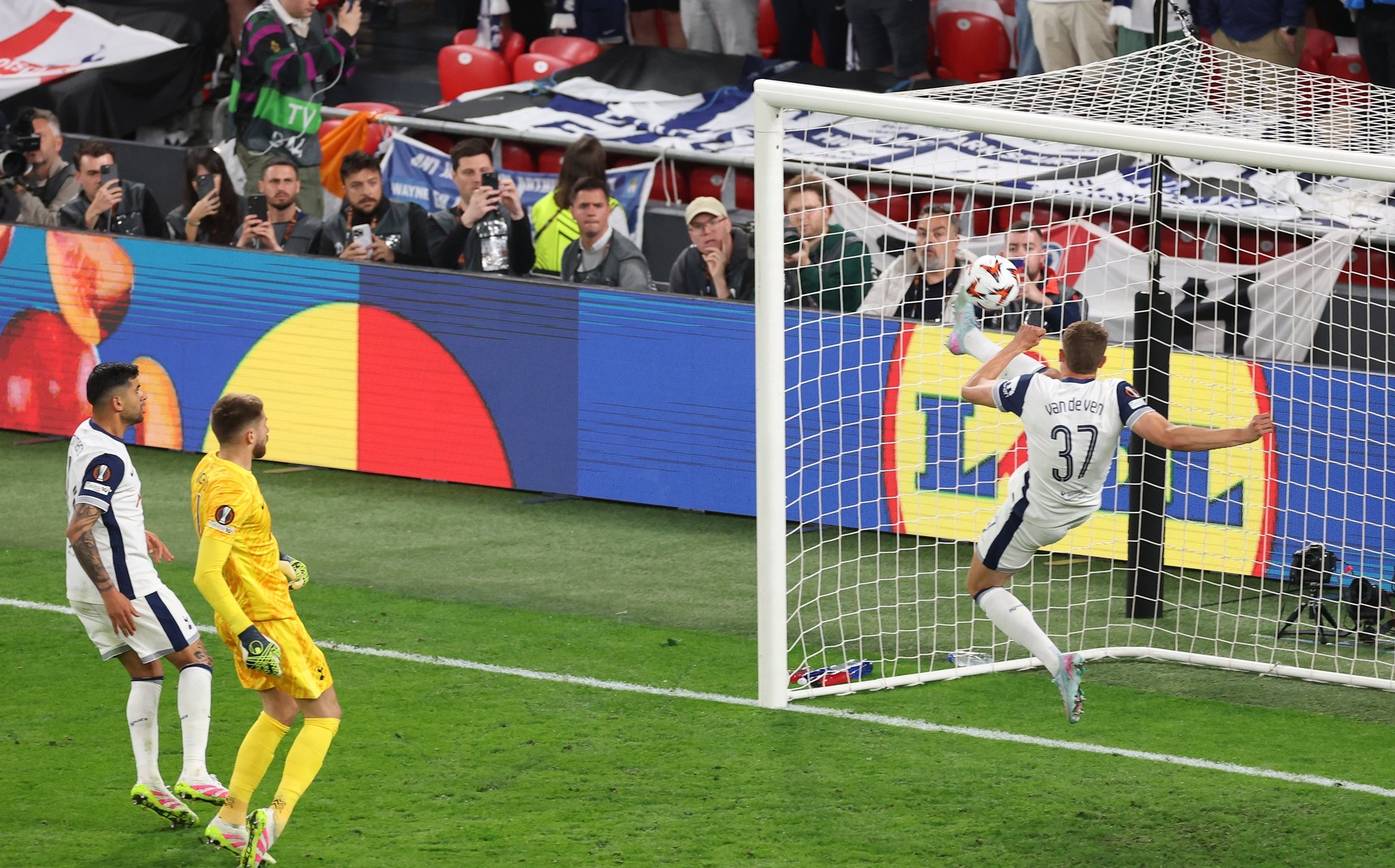 1xbet体育娱乐-热刺被曼联绝杀，遭遇主场失利