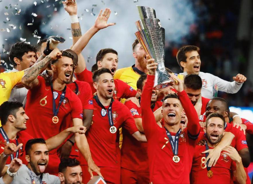 1xbet体育链接-葡萄牙选手在自行车赛场上捧杯