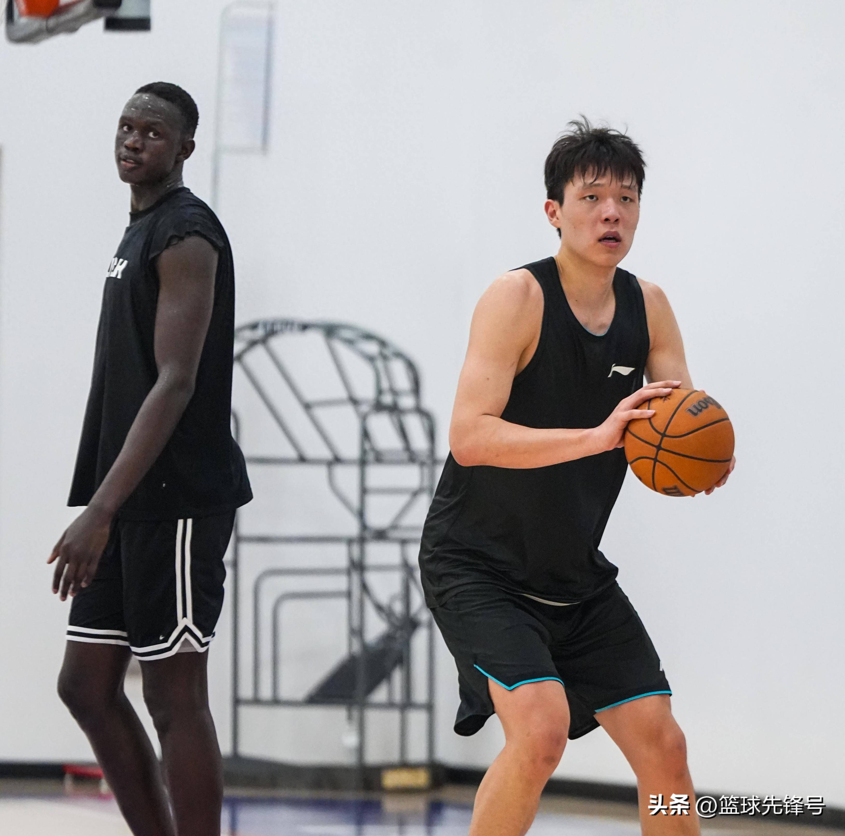 开拓者教练因战术问题遭到质疑，队内动荡不安招致球迷不满的简单介绍