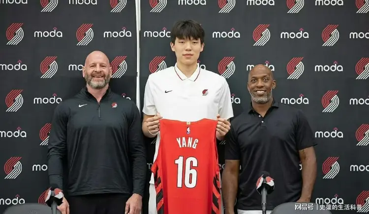 开拓者教练因战术问题遭到质疑，队内动荡不安招致球迷不满的简单介绍