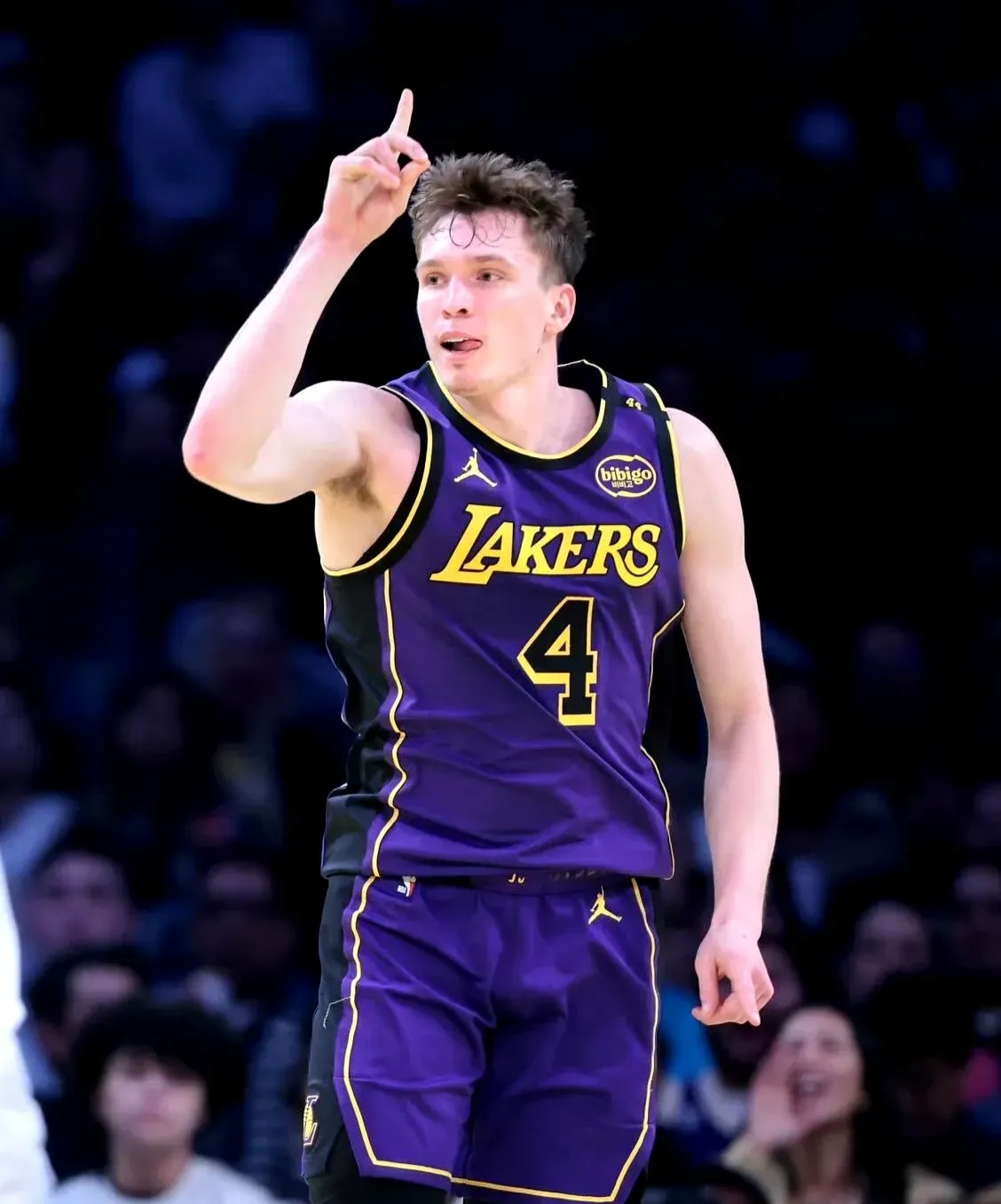 球队重要人物状态下滑，是否适当调整首发？