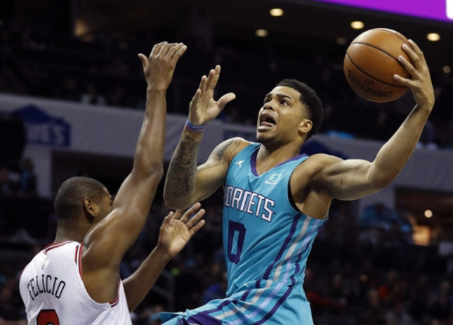 猛龙力克黄蜂，洛瑞三双上演