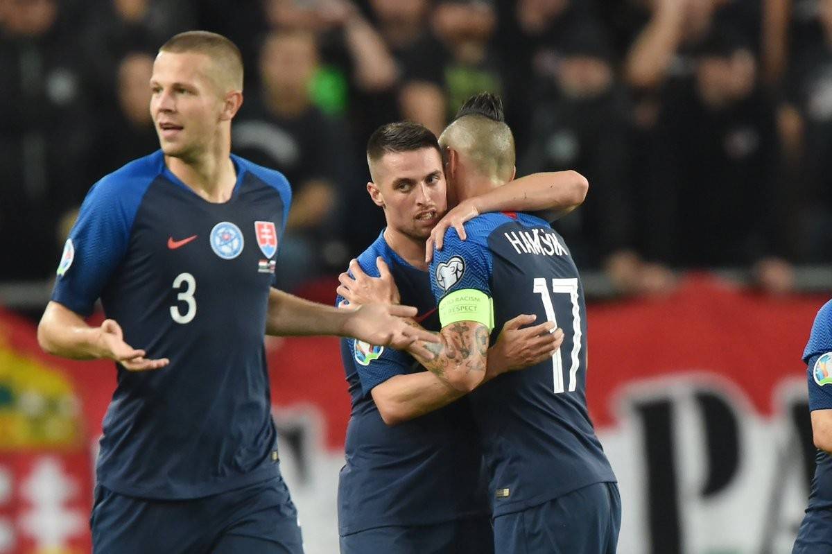 包含斯洛伐克国家队备战欧洲杯预选赛的词条