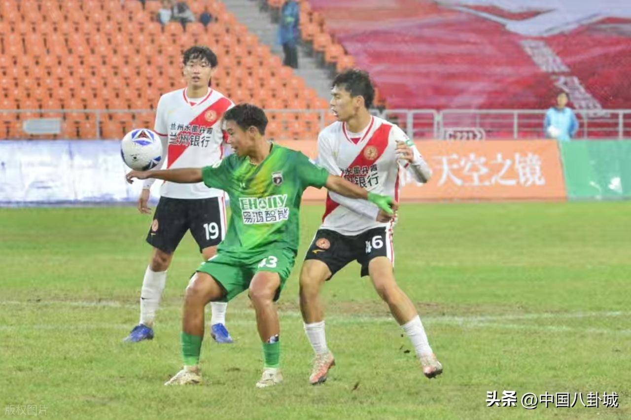 球队内部气氛热烈，全员拼尽全力