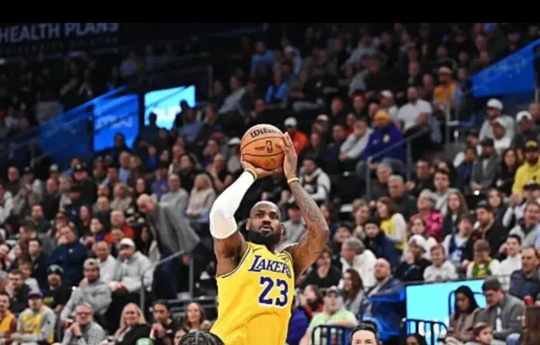 爵士半场领先湖人15分，米切尔砍下全场最高25分