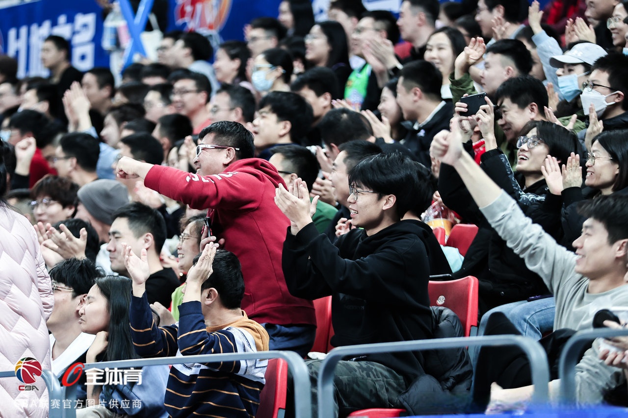 热闹比赛！现场气氛火爆球迷尽情喝彩的简单介绍