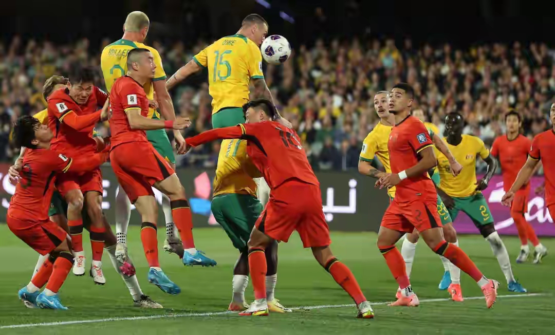 足球迷们期待着一场激烈的竞技对决