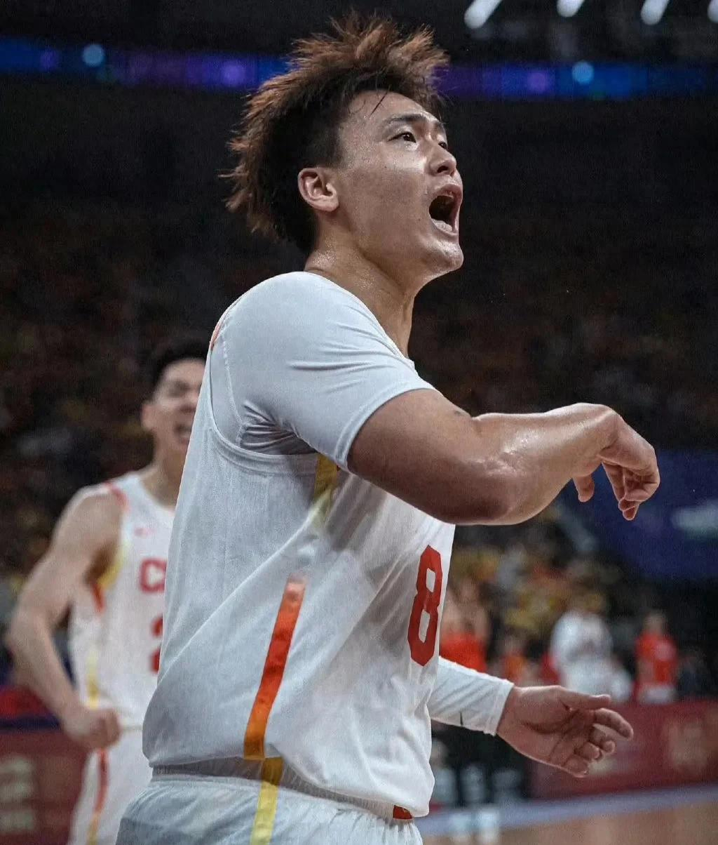 盐城男篮在比赛中表现抢眼，迈向冠军