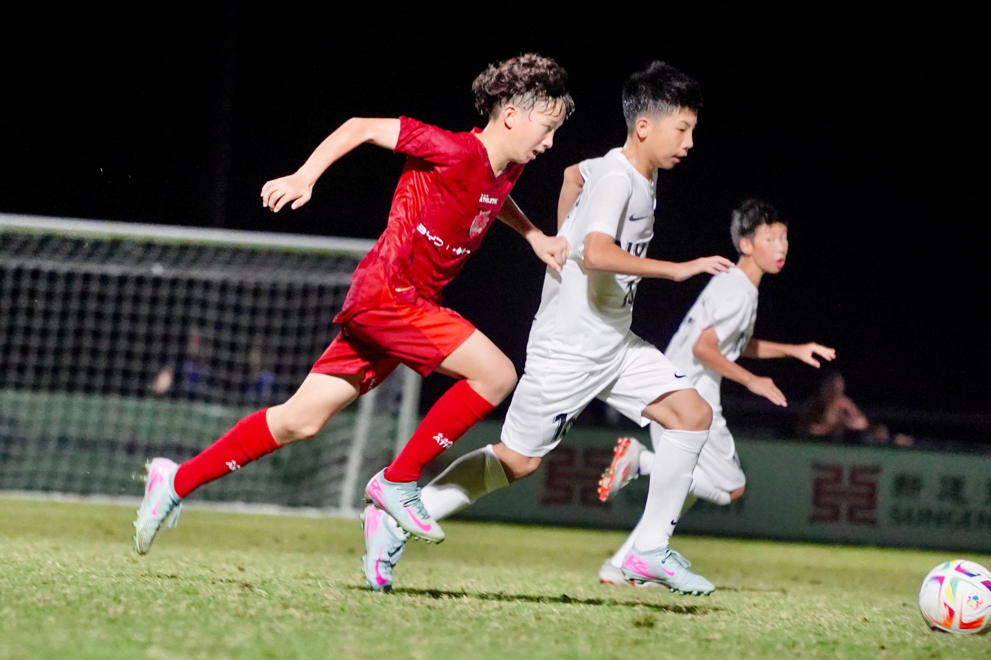 关于足球场上的激烈对抗，谁能笑到最后？的信息